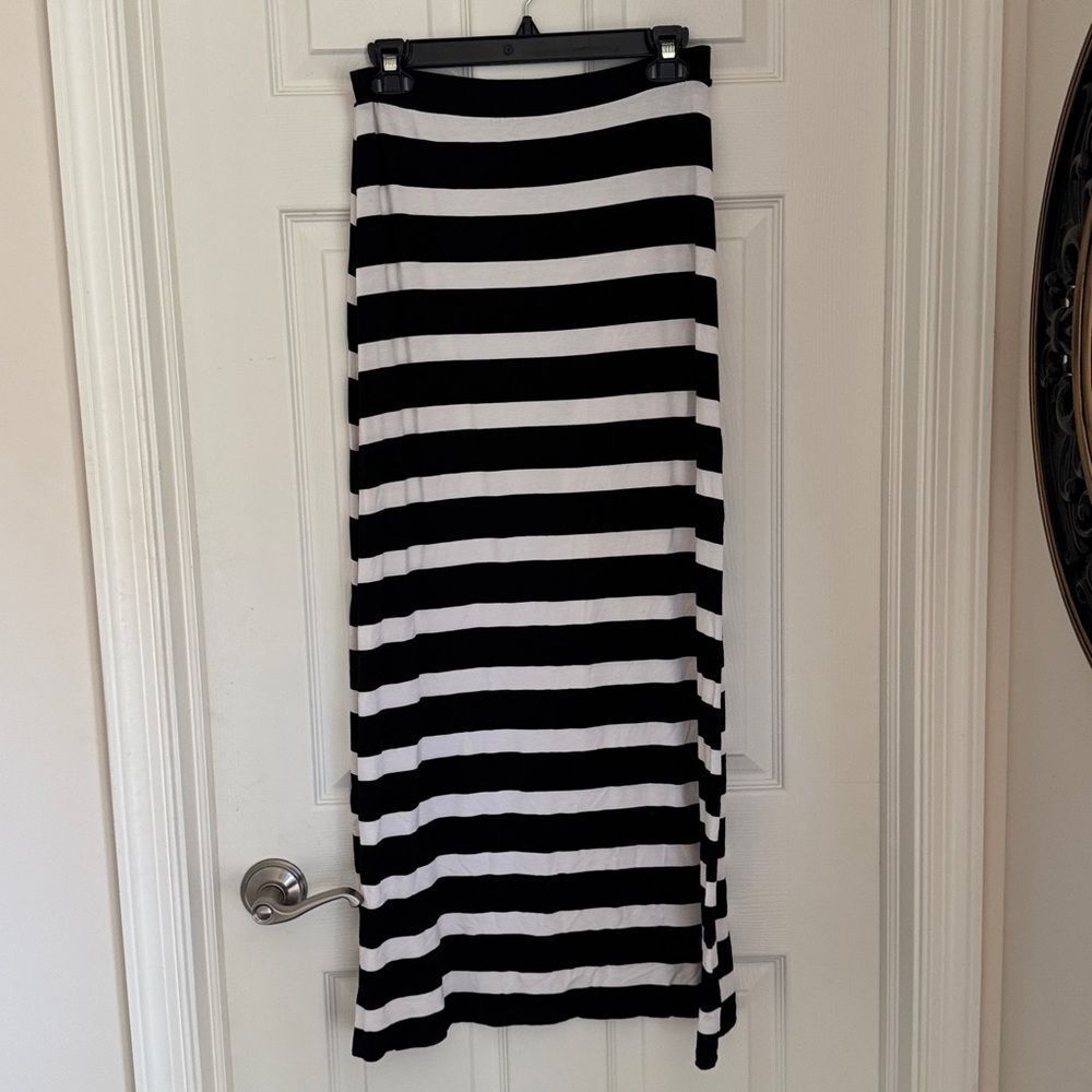 White House black market, extra small black-white maxi skirt